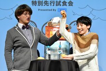 ピザまんを試食するハリセンボンはるか（右）と春菜に扮するガリットチュウ福島（左）。