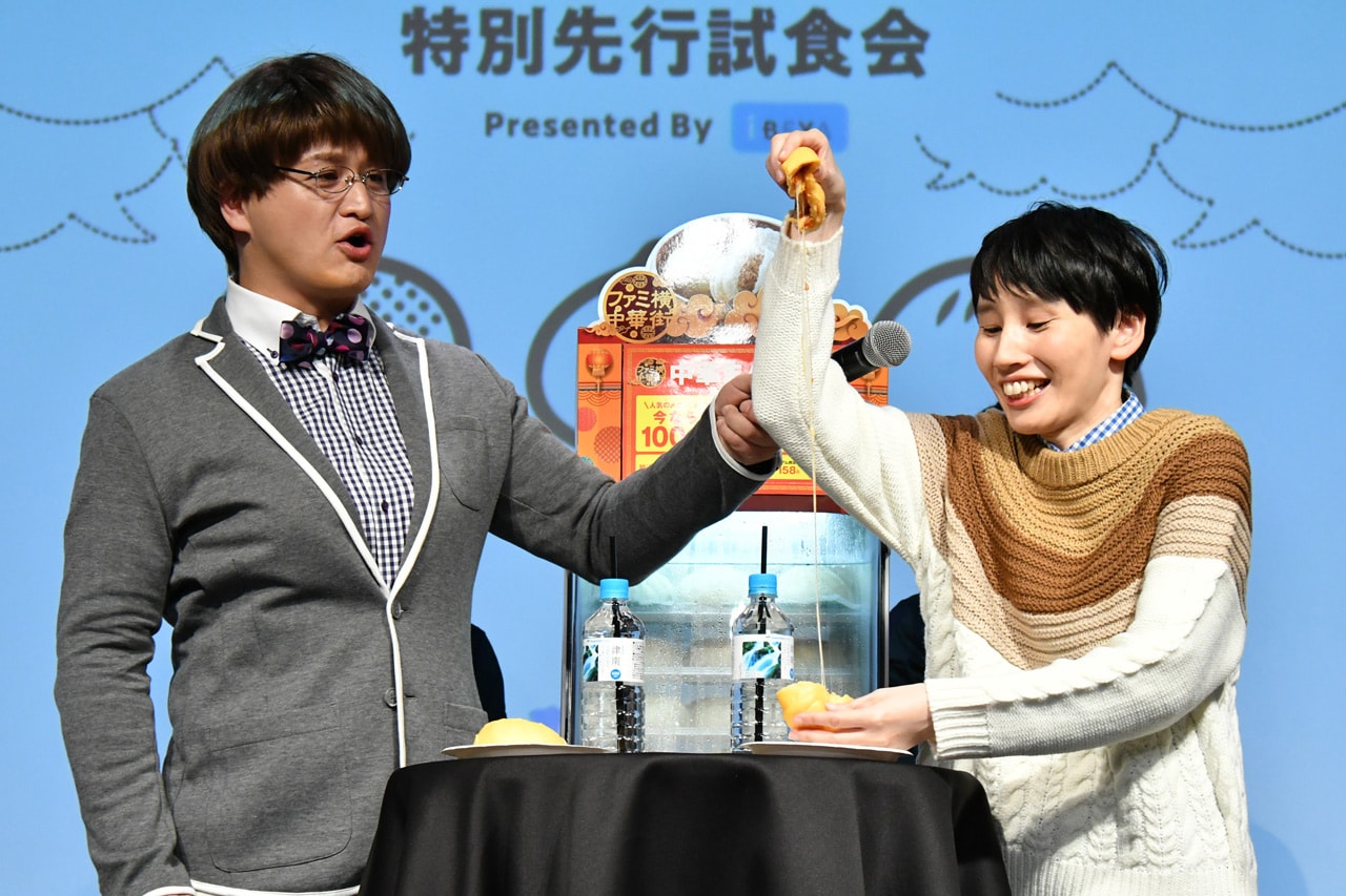 ピザまんを試食するハリセンボンはるか（右）と春菜に扮するガリットチュウ福島（左）。