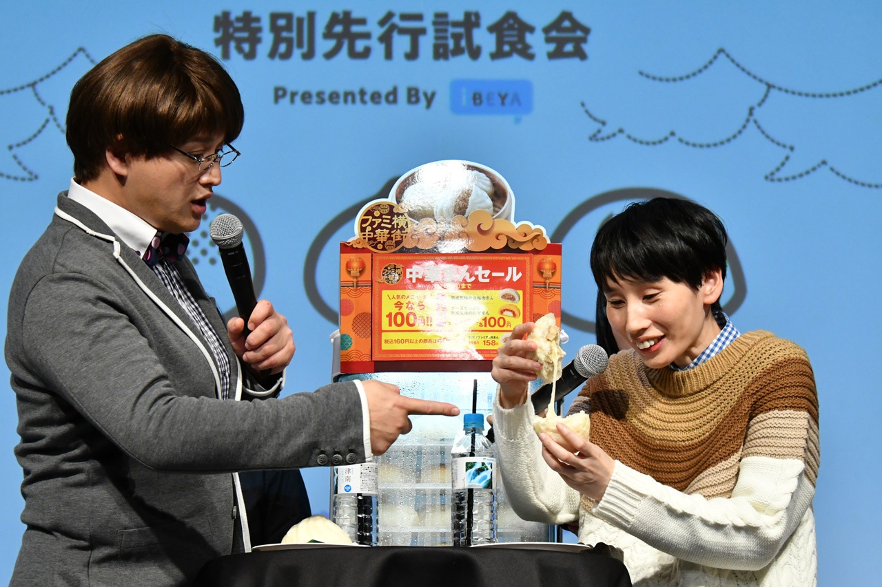 ファミマの中華まんを試食する“斬新すぎる”ハリセンボン。