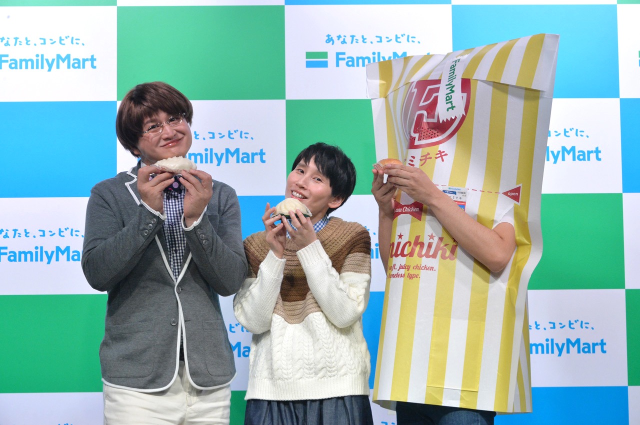 ハリセンボン春菜になりきるガリットチュウ福島（左）とハリセンボンはるか（中央）、ファミチキ先輩（右）。