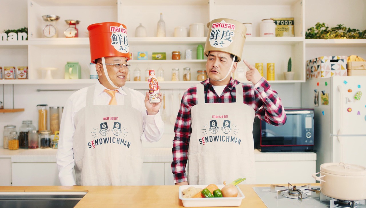 鮮度みその新CMで“鮮度ウィッチマン”に扮するサンドウィッチマン。