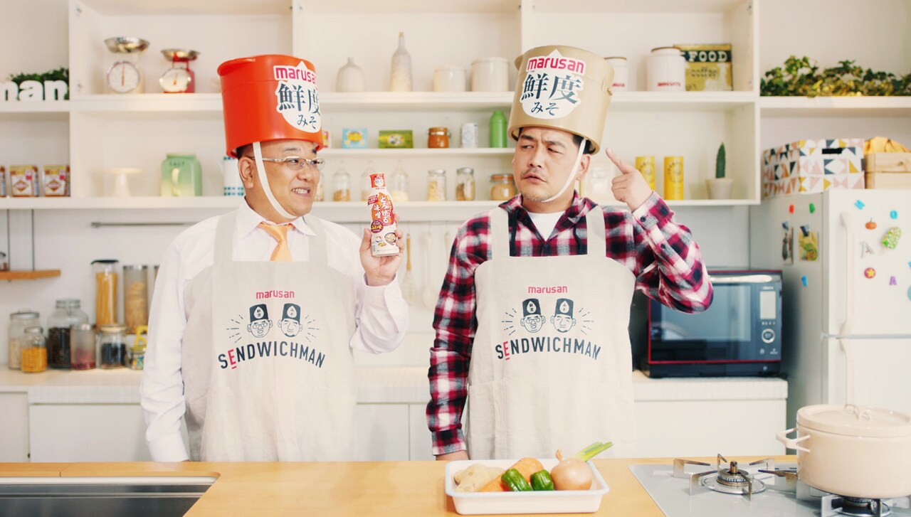鮮度みその新CMで“鮮度ウィッチマン”に扮するサンドウィッチマン。