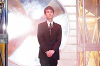 都市伝説テラーを務めるカラテカ矢部。