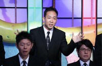 天達武史（中央）