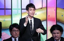 カラテカ矢部（中央）