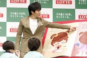 株式会社ロッテのイベントで子供たちに絵本の読み聞かせをするアンジャッシュ渡部。