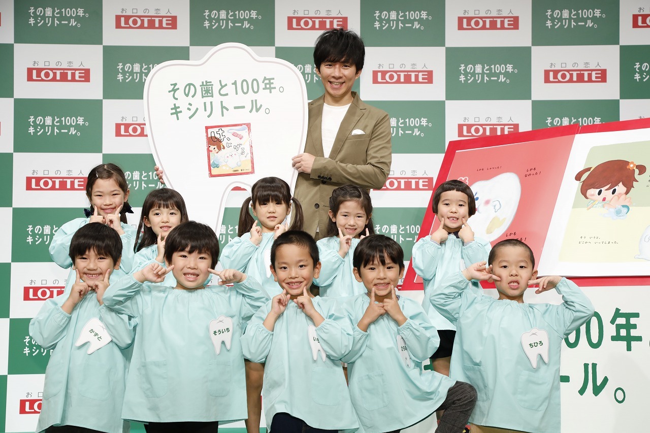 アンジャッシュ渡部とイベントに登壇した子供たち。