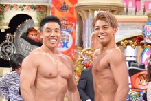 左からなかやまきんに君、武知海青。(c)読売テレビ