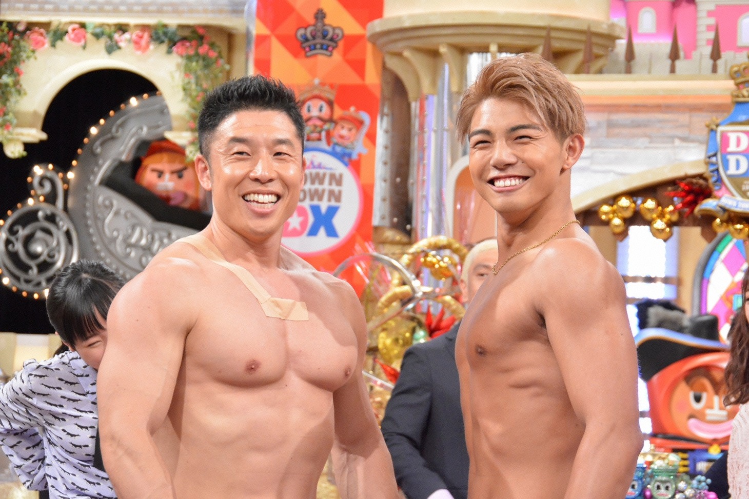 左からなかやまきんに君、武知海青。(c)読売テレビ