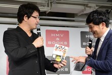 「マンガ・うんちくラーメン」を取り出すガリットチュウ福島（左）。