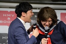 何を言ってるのか聞き取ってもらえないガリットチュウ熊谷（左）。