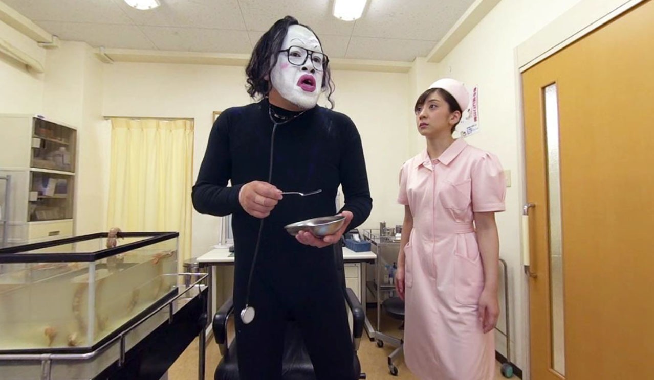 「野性爆弾くっきー初VR ～RIE美容外科～」のワンシーン。