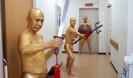 「野性爆弾くっきー初VR ～RIE美容外科～」のワンシーン。