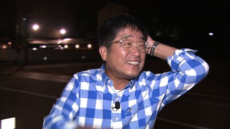 相席旅を繰り広げるトミーズ健。(c)ABC