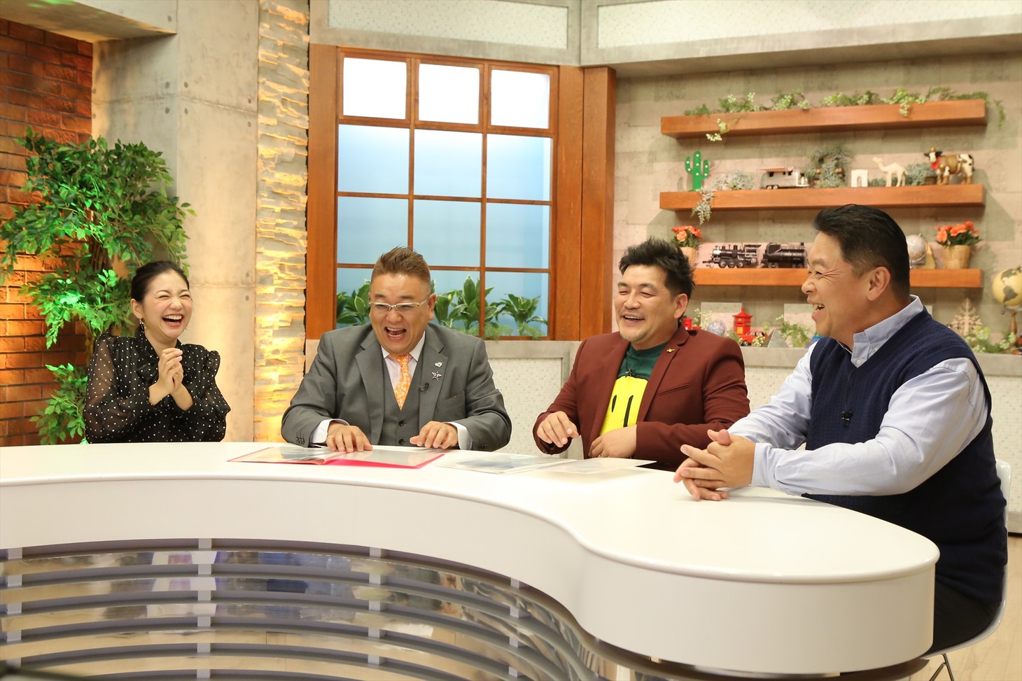 「世界のおうち ヒックリカエシマSHOW」に出演する（左から）関根麻里、サンドウィッチマン、伊集院光。(c)中京テレビ