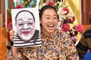 自分の“白塗りモノマネ”と顔を並べるいとうあさこ。(c)日本テレビ