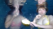 水中でドリアンを食べるガンバレルーヤ。(c)日本テレビ