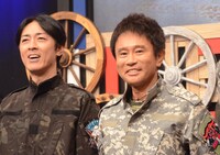 チームを率いるナインティナイン矢部（左）とダウンタウン浜田（右）。