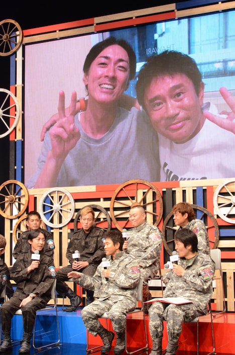 ナインティナイン矢部とダウンタウン浜田が「戦闘車」収録後に食事した際のツーショットが会見中に披露された。