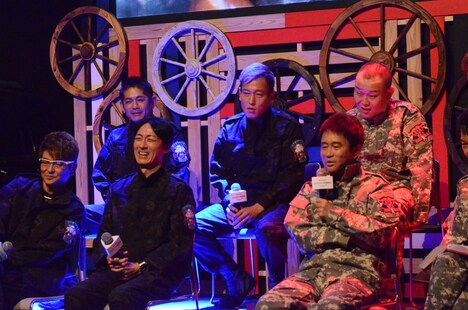 「戦闘車」の収録を振り返るVTRを鑑賞した出席者たち。