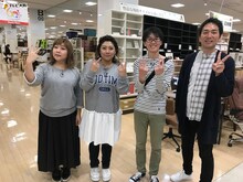 左から海原やすよ ともこ、スーパーマラドーナ。