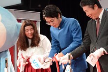 テープカットに手こずるゆにばーす川瀬名人（中央）と心配そうに見ている相方のはら（左）。