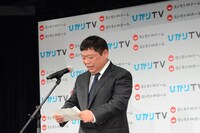 緊張から頭が真っ白になってしまい、カンペを読むよしもとクリエイティブ・エージェンシー代表取締役社長の藤原寛氏。