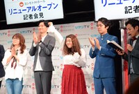 記者会見の様子。