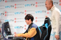 ストリートファイターVで対戦するコロコロチキチキペッパーズ西野（左）と応援するナダル（右）。