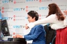 ストリートファイターVで対戦するゆにばーす川瀬（左）と応援するはら（右）。