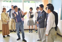 私立鹿児島城西高校をサプライズで訪問した明石家さんまら。(c)MBS