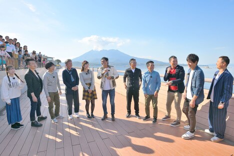 桜島をバックにオープニングトークを繰り広げる明石家メンバー。(c)MBS