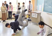 教室でヒップホップダンスを披露する生徒たち。(c)MBS