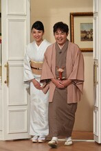 「徹子の部屋」に出演する林家三平、国分佐智子夫妻。(c)テレビ朝日