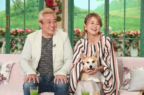 （左から）ガダルカナル・タカ、橋本志穂夫妻。(c)テレビ朝日