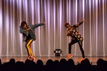 ライブのオープニングで踊るEXIT。