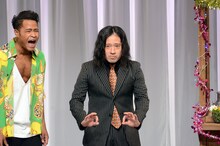 「チャラ喜劇」に参加するピース又吉（右）。