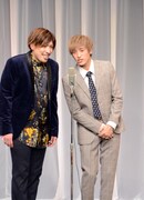 スーツで漫才を披露するEXIT。