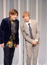 スーツで漫才を披露するEXIT。