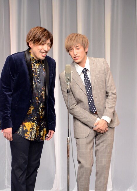 スーツで漫才を披露するEXIT。