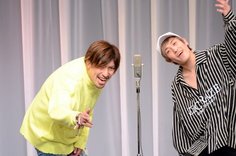 「お後がヒィア ウィ ゴー！」と漫才を締めるEXIT。