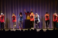 新曲「ネオチャラ」を披露するEXIT。