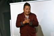 ライブの冒頭に1人で登場した、チャイムだんな(松丘慎吾)。