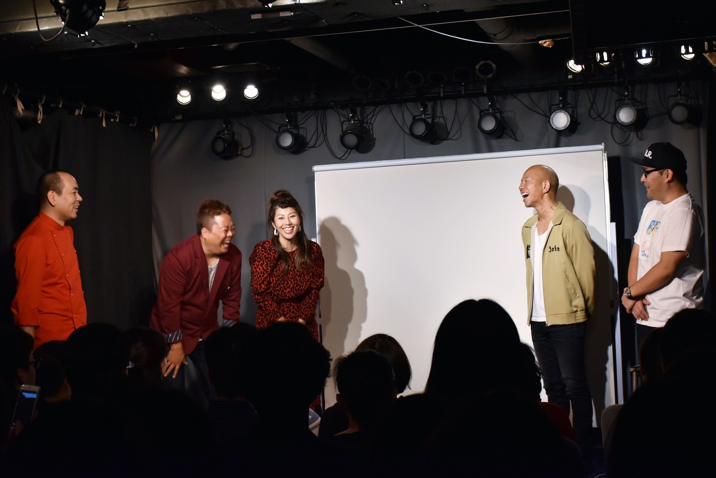 「村田渚13回忌LIVE」に出演した、左からHEY！たくちゃん、チャイムのだんな（松丘慎吾）と赤プル、バイきんぐ小峠、コトブキツカサ。