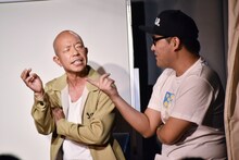 左から、バイきんぐ小峠、コトブキツカサ。