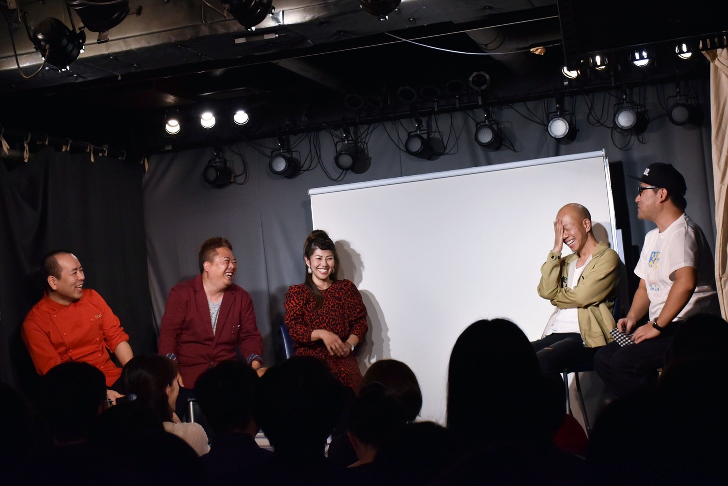 「村田渚13回忌LIVE」に出演する、左からHEY！たくちゃん、チャイムのだんな（松丘慎吾）と赤プル、バイきんぐ小峠、コトブキツカサ。