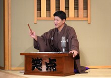 駿河太郎演じる立川談志。