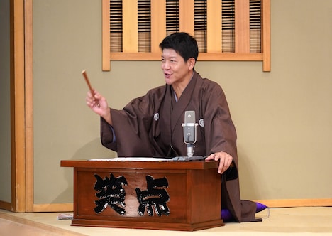 駿河太郎演じる立川談志。