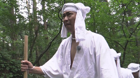 山伏修行を体験するパンサー尾形。(c)NHK