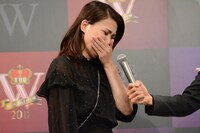 涙ぐむ演技を見せる紺野ぶるま。